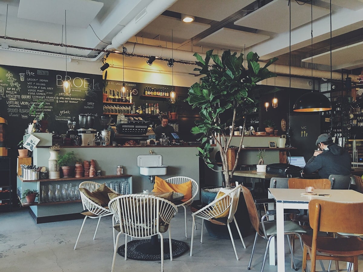 Café aconchegante com iluminação quente para um encontro rápido em Florianópolis