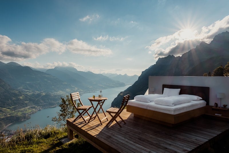 Terraço com vista panorâmica para montanhas ao pôr do sol para um escapada em Paraty