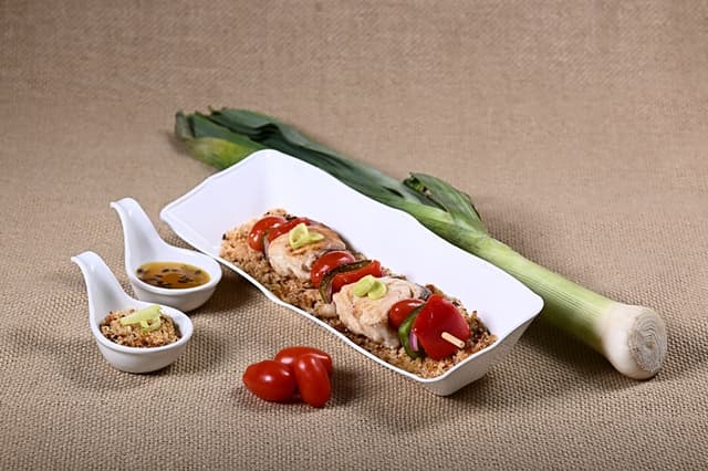 Mar e terra: filhote, maracujá e alho-poró