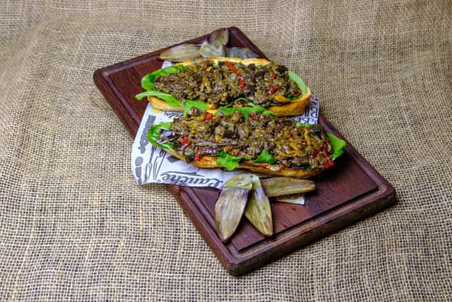 Caponata de alcachofra com pão maltado tostado