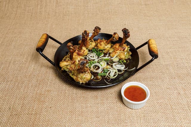 Coxinha da asa recheada com queijo minas, espinafre e alho-poró