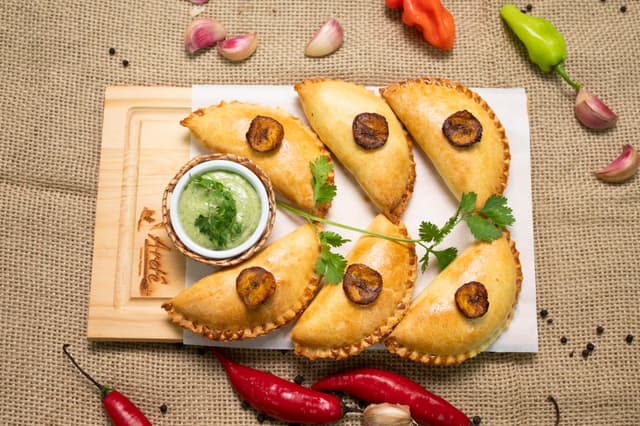 Empanada à cabocla com molho floresta