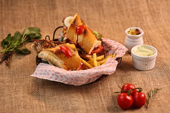 Iscas de entrecôte com batata frita e molho gorgonzola