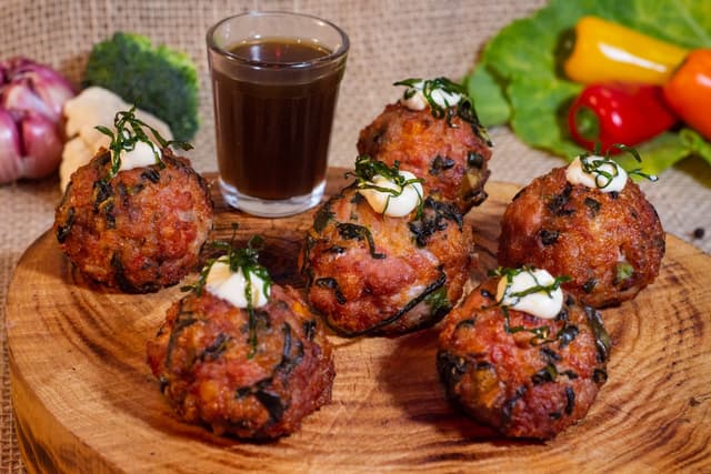 Bolinho de couve com muçarela e linguiça toscana